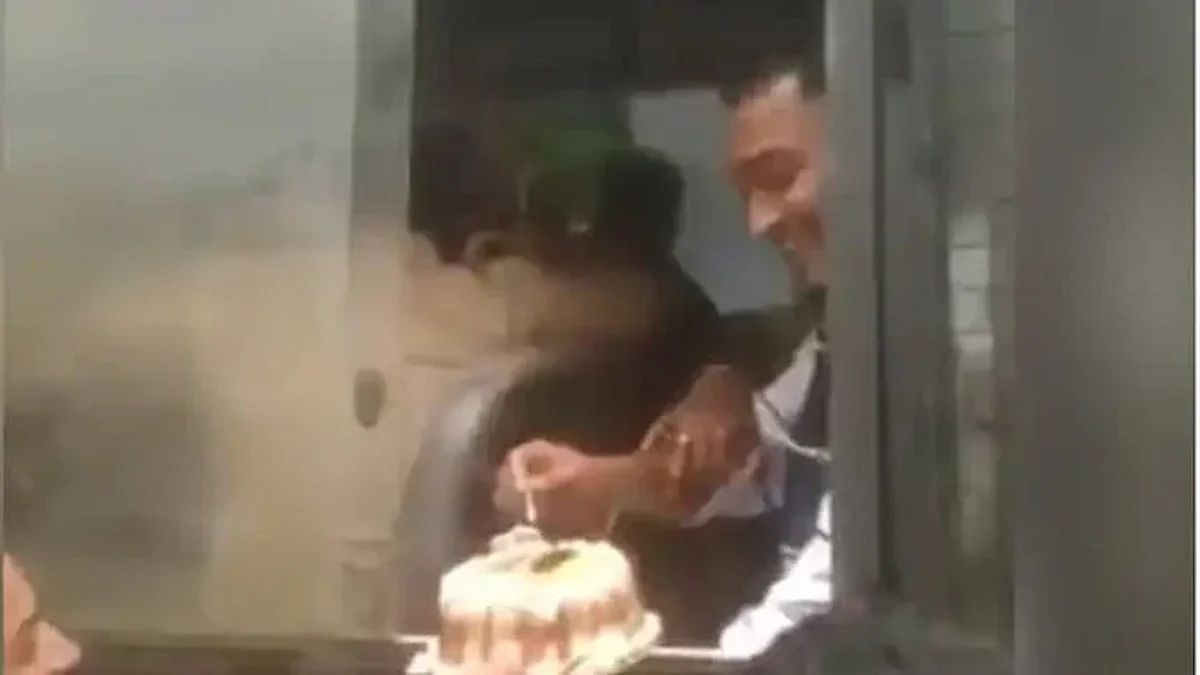 पोलिसांच्या व्हॅनमध्येच गुन्हेगाराचा वाढदिवस केला साजरा