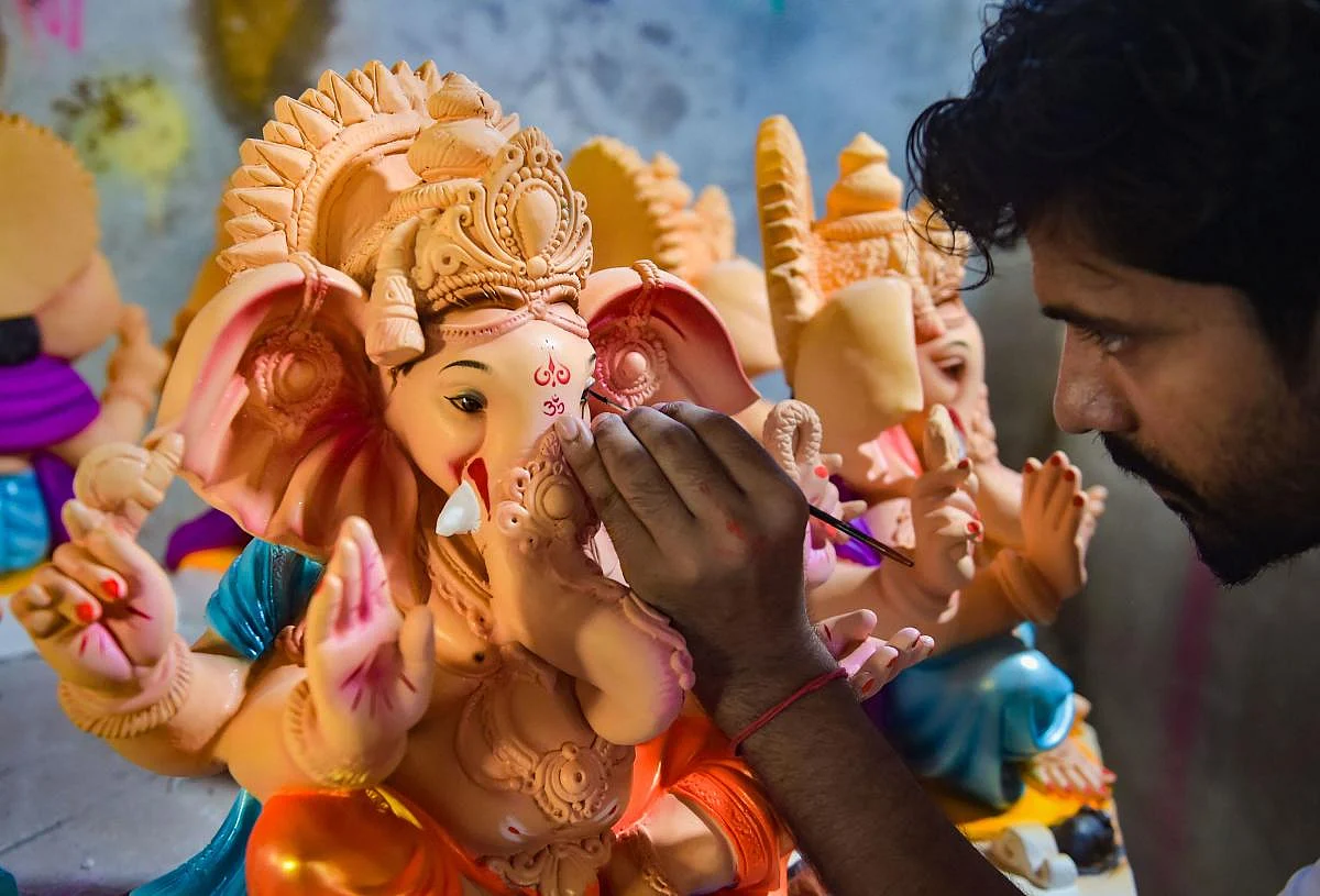 गणरायाचं मनमोहक रूप सजतंय..!!
