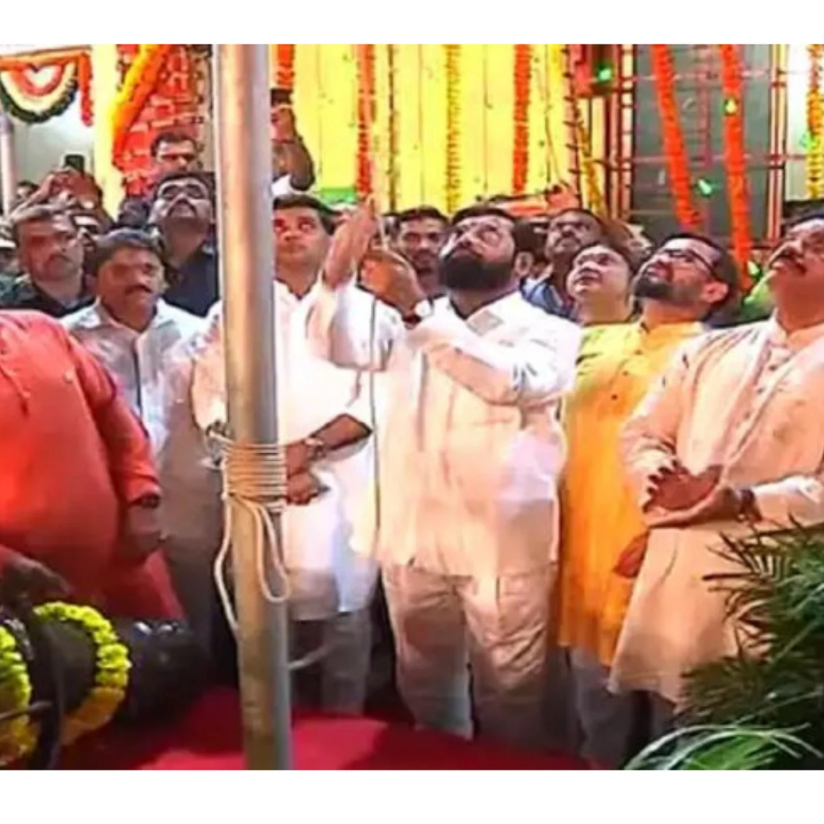 शिंदे आणि ठाकरे गटाकडून अंतर राखून ध्वजारोहणाचा कार्यक्रम संपन्न; ठाणे जिल्हा मध्यवर्ती शाखेला छावणीचे स्वरूप