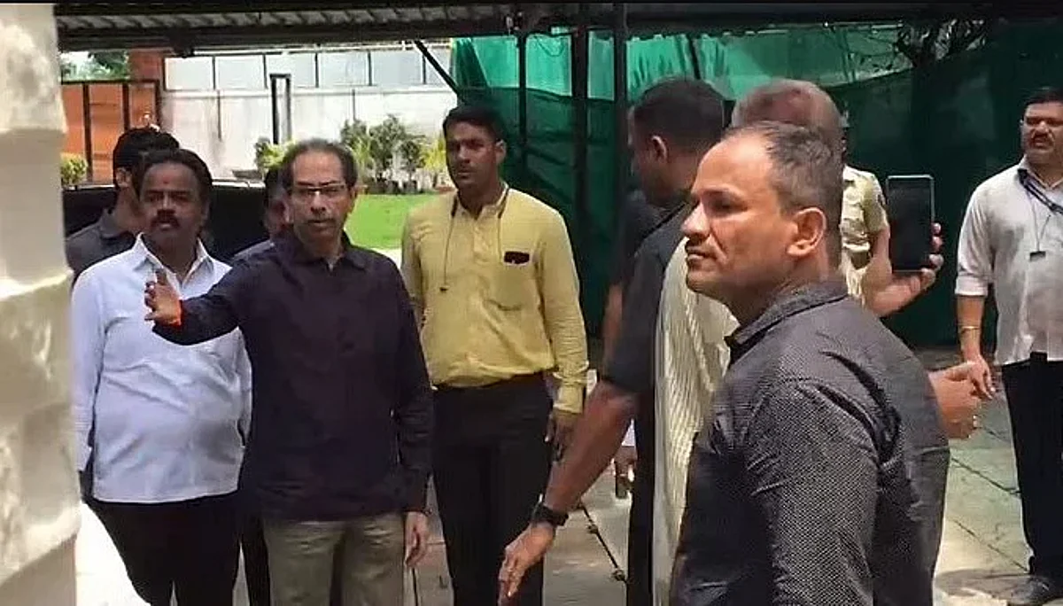 उद्धव ठाकरे यांनी संजय राऊत यांच्या कुटुंबीयांची घेतली भेट