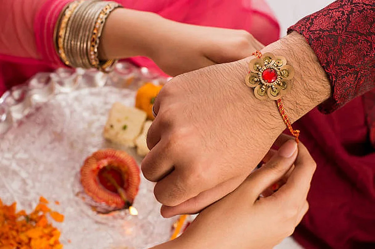 मुंबईसह महाराष्ट्रात मोठ्या उत्साहात रक्षाबंधन पारंपरिक पद्धतीने साजरा