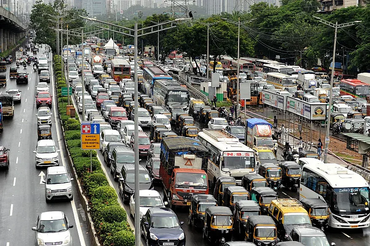 वाहतूककोंडीतून मुक्तता होणार; दहिसर, मानखुर्द चेकनाक्यांवर पार्किंग हब उभारणार