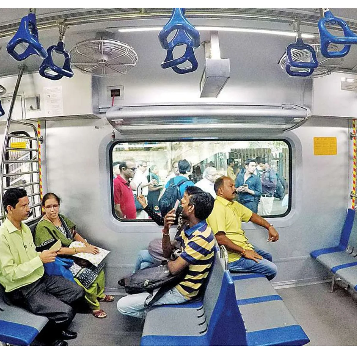 एसी लोकलमध्ये विनातिकीट प्रवास करणारे प्रवासीच जास्त