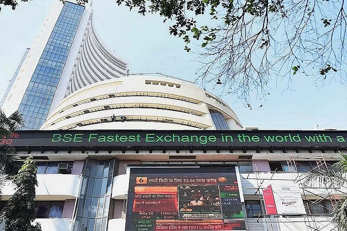 मोठ्या घसरणीनंतर बाजार काही प्रमाणात सावरला;सेन्सेक्स ८६१ अंकांनी कोसळला