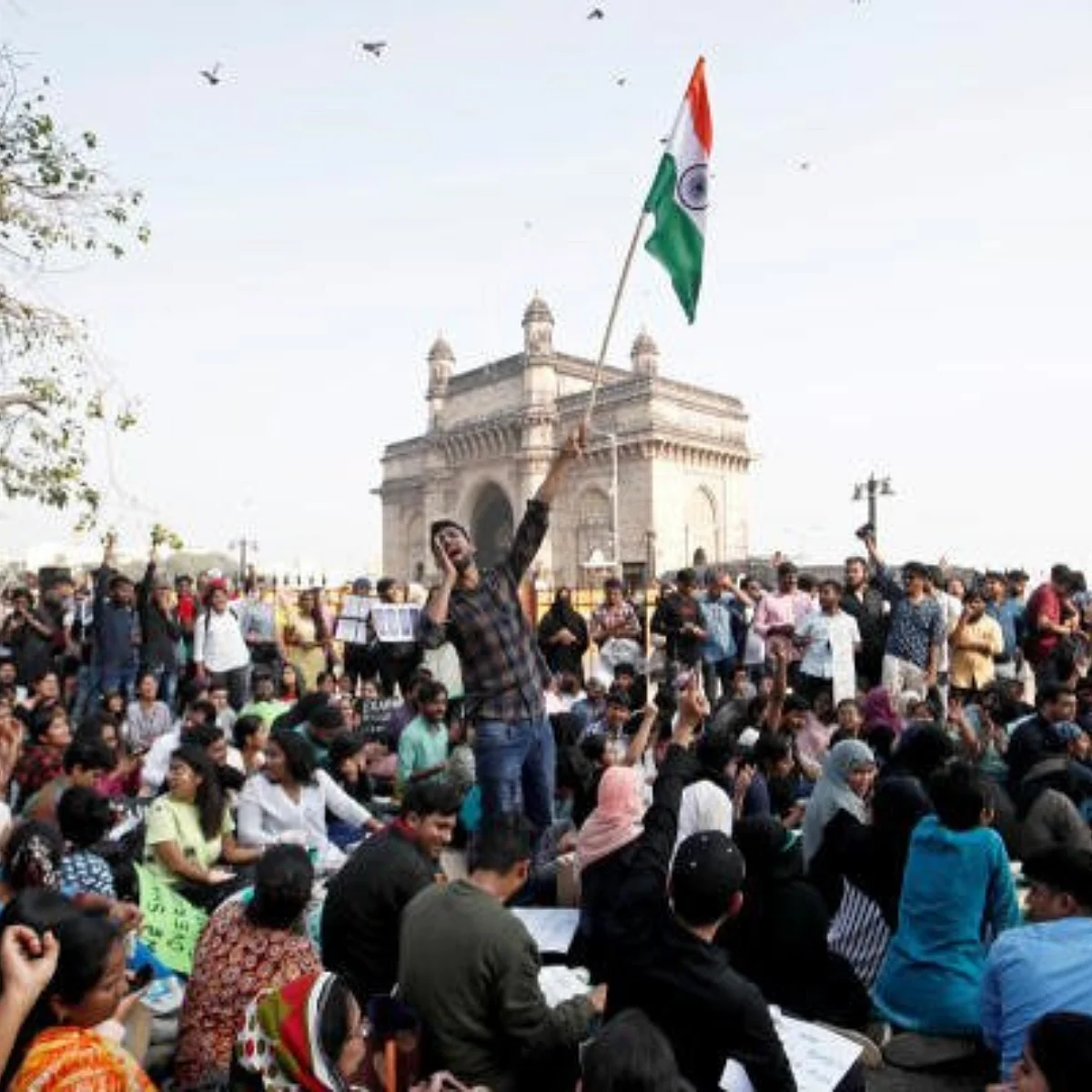 दक्षिण मुंबई झाली गर्दीने हाऊसफुल्ल;फोटो काढण्यासाठी नागरिकांची झुंबड