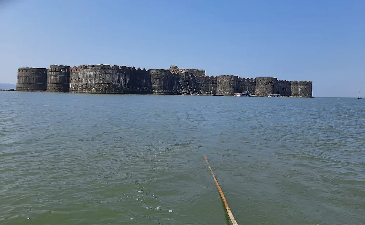 मुरूडच्या समुद्रकिनाऱ्यावर भरकटली गुजरातची मासेमारी नौका; बोटीतील १० खलाशांना वाचविण्यात यश