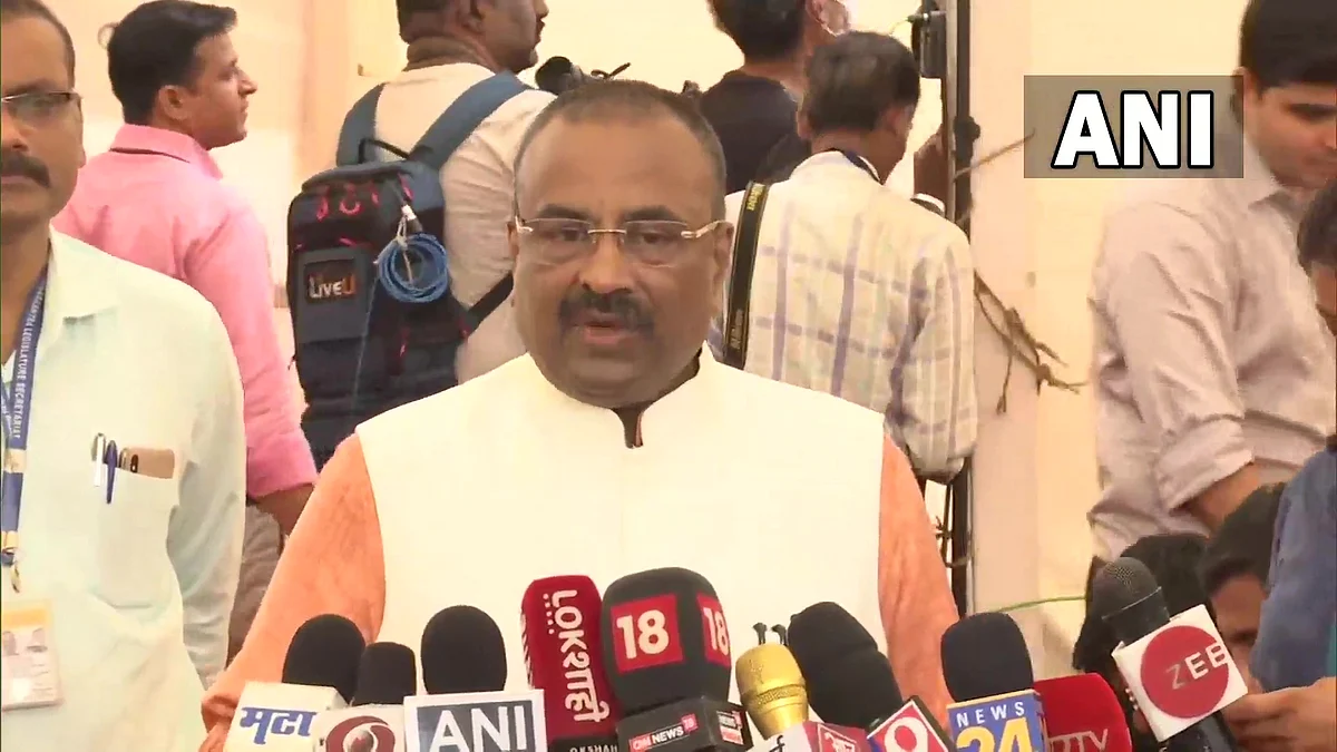 विधानसभेत आदित्य ठाकरे आणि मुनगंटीवारांमध्ये जुंपली , 'लाज' शब्दावरून गदारोळ