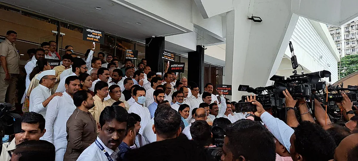 50 खोके एकदम ओक्के... विधानभवनाच्या परिसरात विरोधक एकवटले