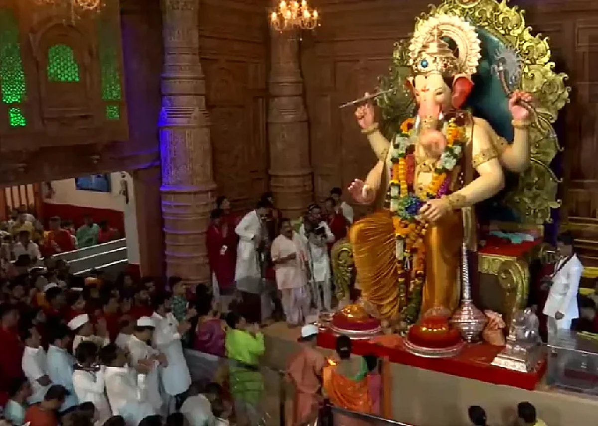 'लालबागच्या राजा' ला ३ लाख ६६ हजारांचा दंड
