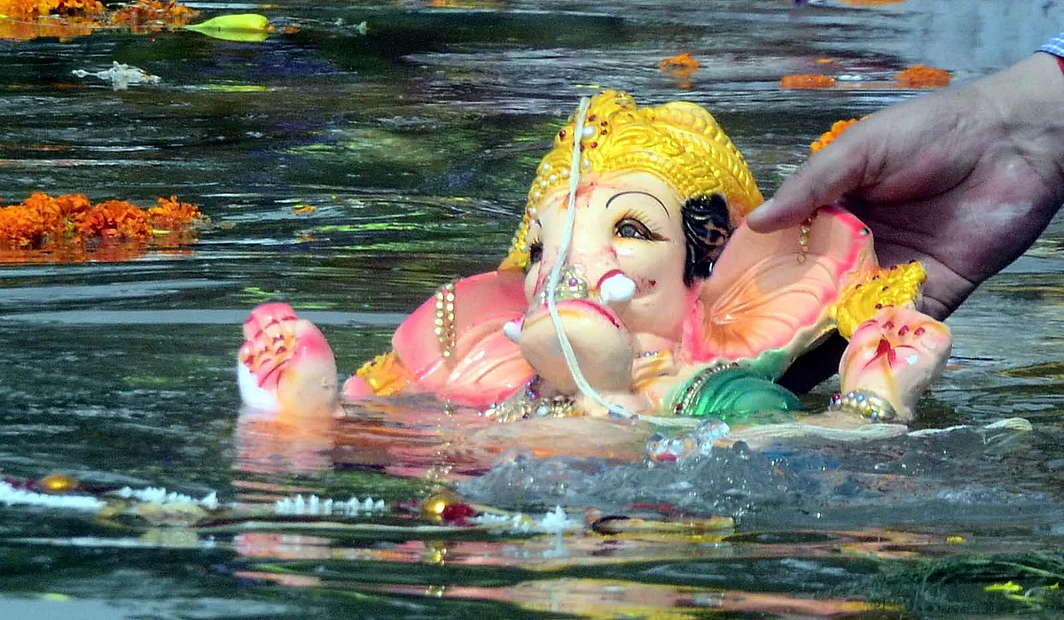 भक्तिमय वातावरणात सहा दिवसांच्या बाप्पासह गौरींचे विसर्जन