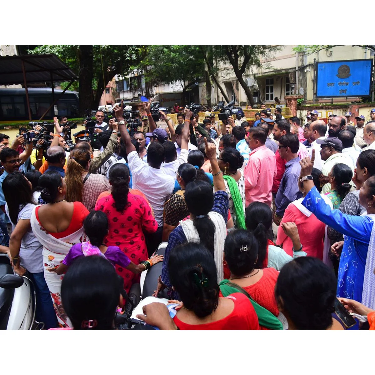 ठाकरे व शिंदे गटात जोरदार राडा ; सदा सरवणकर यांनी गोळीबार केल्याचा आरोप