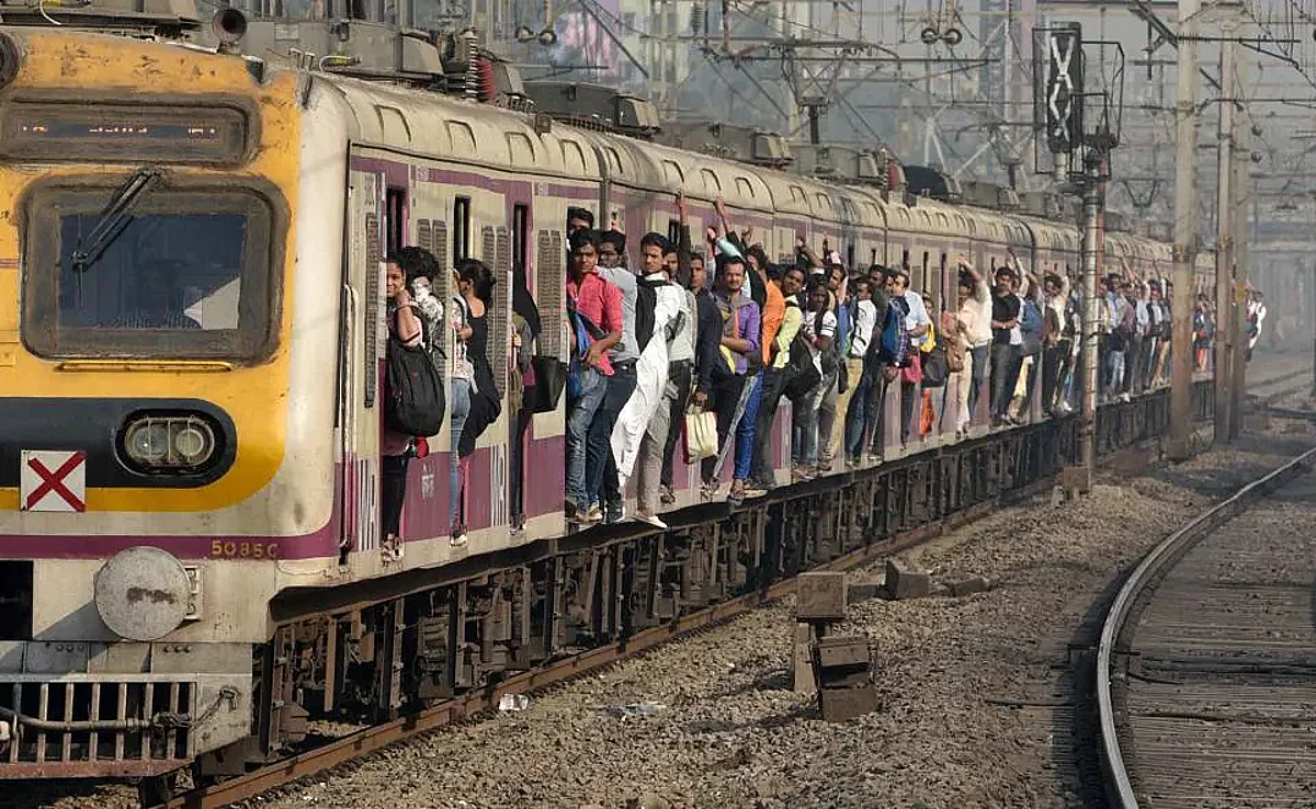 धावत्या रेल्वेवर दगडफेकीच्या, बाटल्या फेकण्याच्या पुन्हा घटना