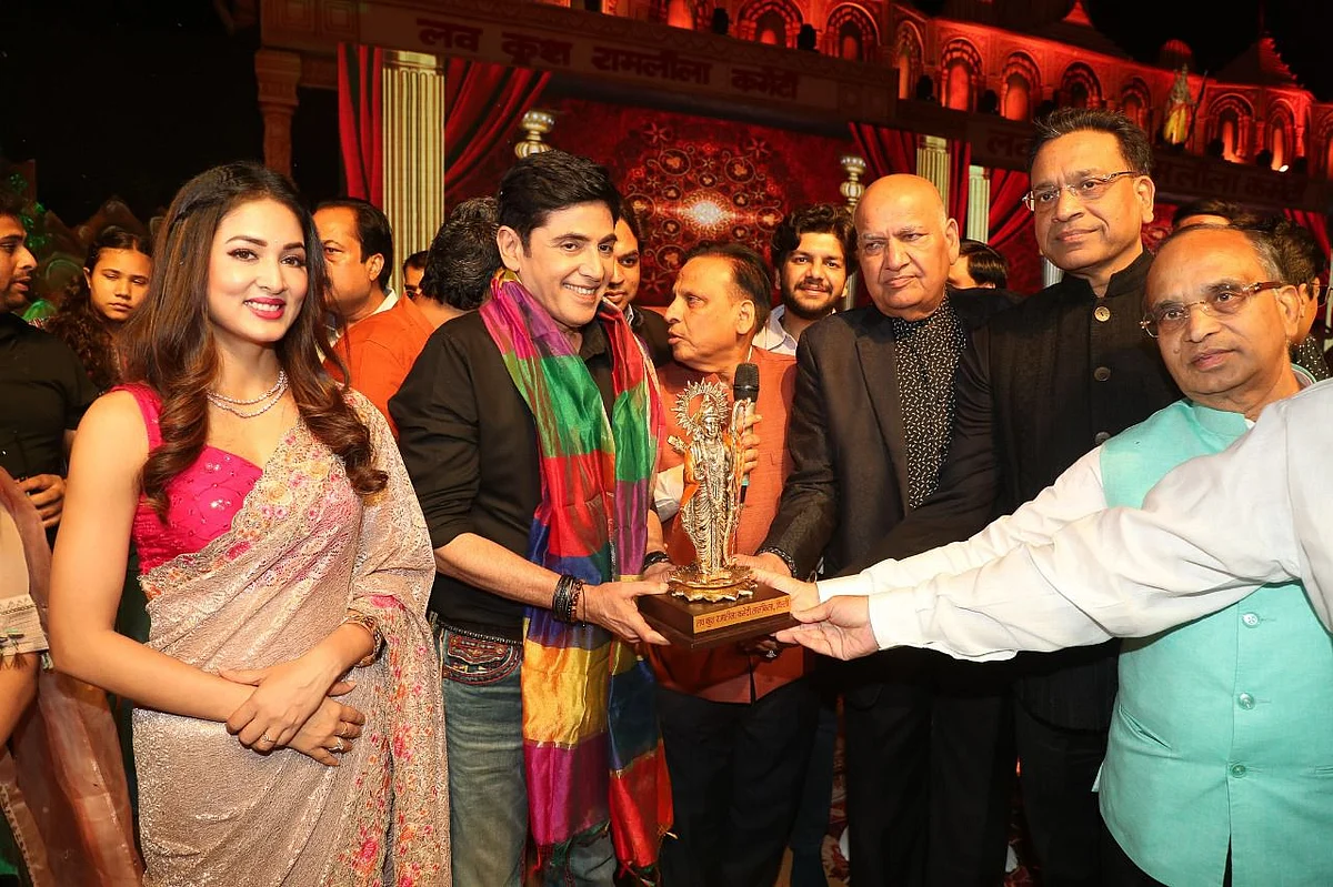 ‘भाबीजी घर पर है’मधील प्रमुख कलाकार आसिफ शेख व विदिशा श्रीवास्तव यांची दिल्लीमधील लाल किल्ला येथील प्रसिद्ध ‘लव-कुश रामलीला’मध्ये उपस्थिती
