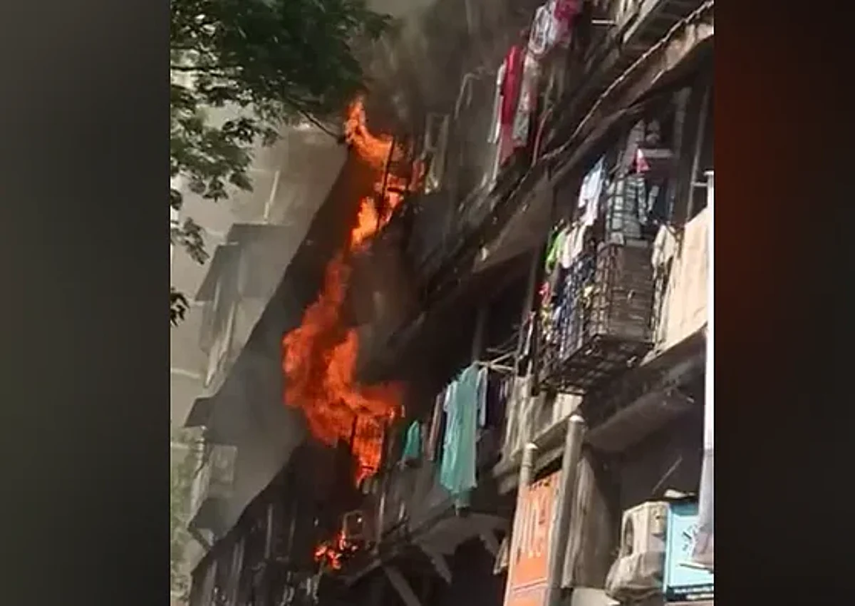 कुर्ला येथे भीषण आगीत गोदामे खाक, सुदैवाने कोणीही जखमी नाही