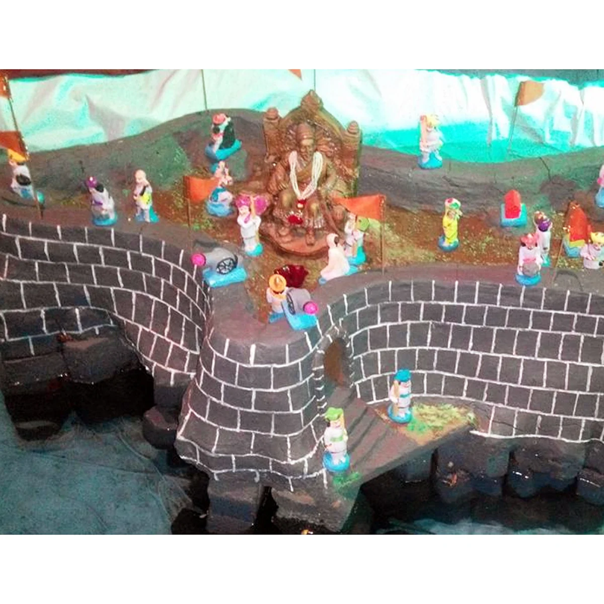 पीओपीच्या किल्ल्यांवर मावळे मात्र मातीचे!