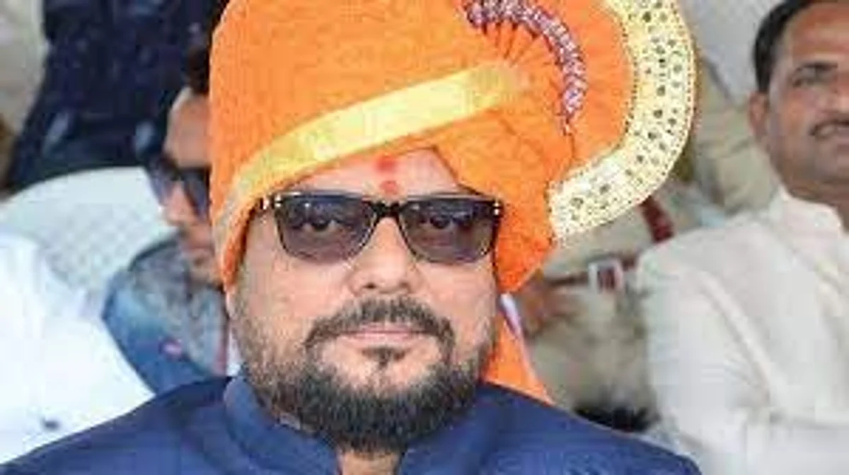 रवी राणांना आवरा; गुलाबराव पाटील यांचे फडणवीसांना आवाहन