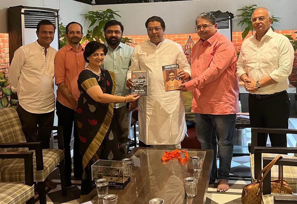 रणजित सावरकरांनी 'या' कारणासाठी घेतली राज ठाकरेंची भेट