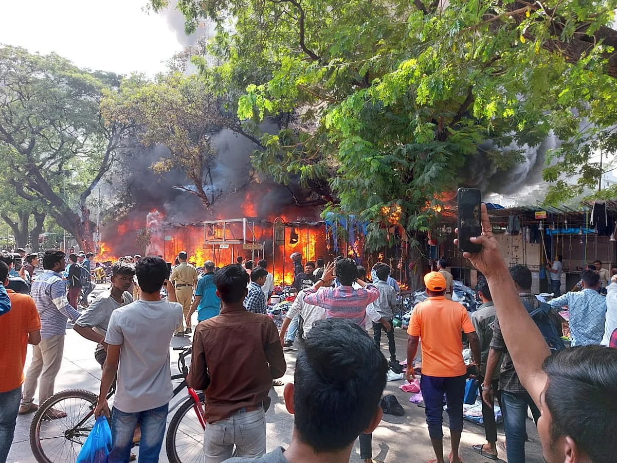 Fire in Mumbai Fashion Street : मुंबईच्या प्रसिद्ध फॅशन स्ट्रीट परिसरात भीषण आग!