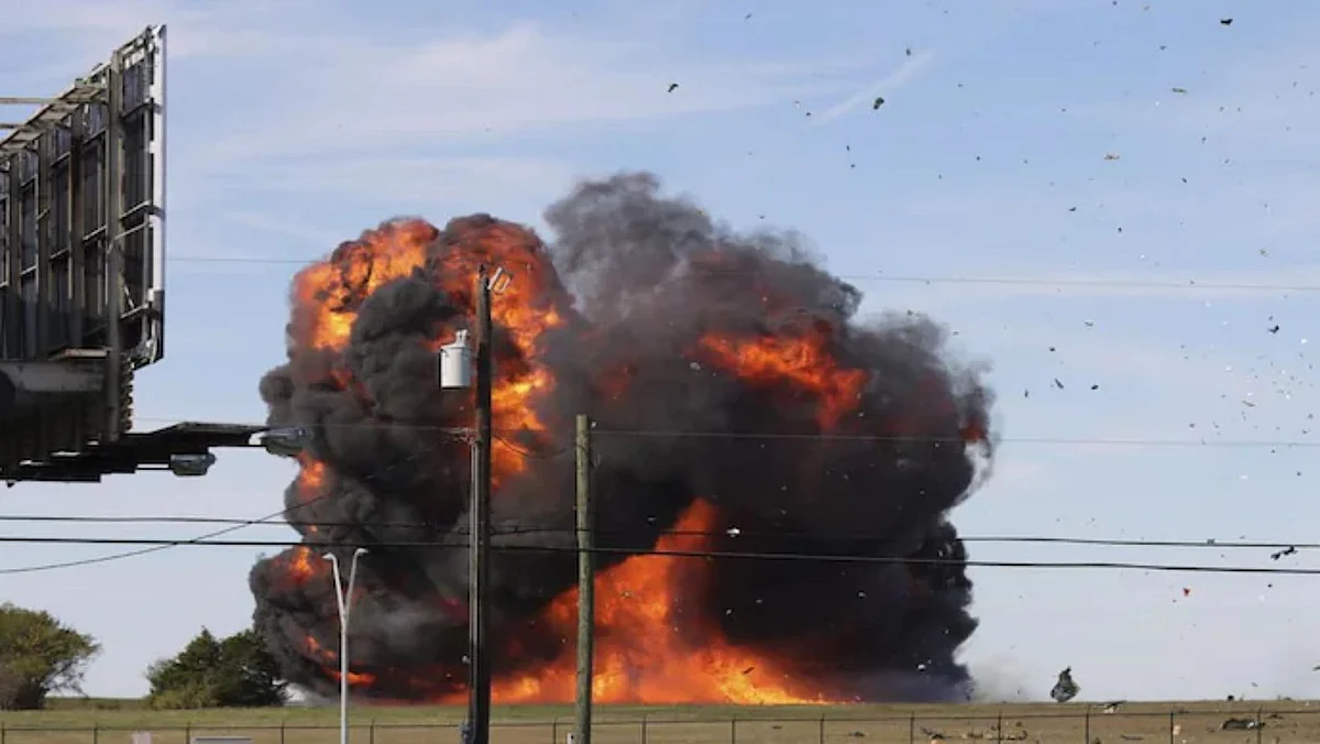 Dallas aircraft crash: अमेरिकेत एअर शो दरम्यान दोन विमानांची धडक; सोशल मीडियावर व्हिडीयो वायरल