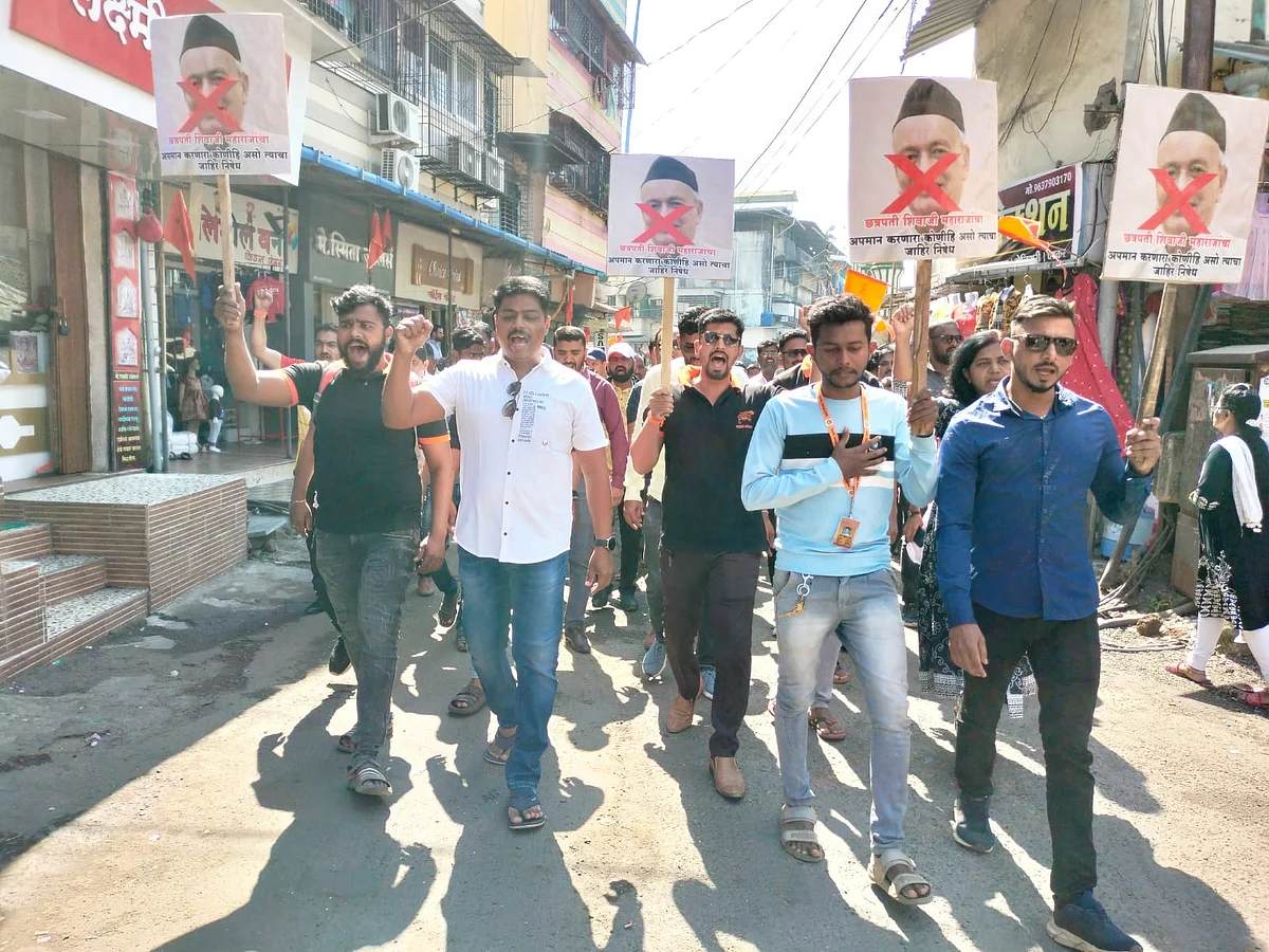 राज्यपालांच्या वक्तव्याबद्दल पेणमधील शिवप्रेमींनी केली निदर्शने