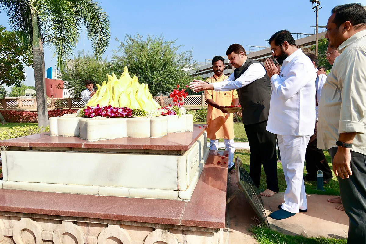 मुख्यमंत्री शिंदे संघाच्या कार्यालयात; उद्धव ठाकरे म्हणाले, 'शिंदेंची नजर वाईट'