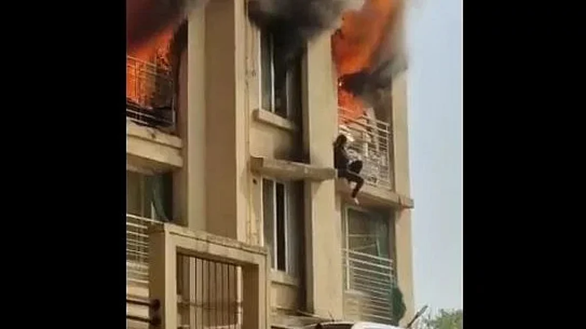 Mumbai Fire : मालाडमध्ये एका 21 मजली इमारतीला भीषण आग, तरुणीने खिडकीतून मारली उडी
