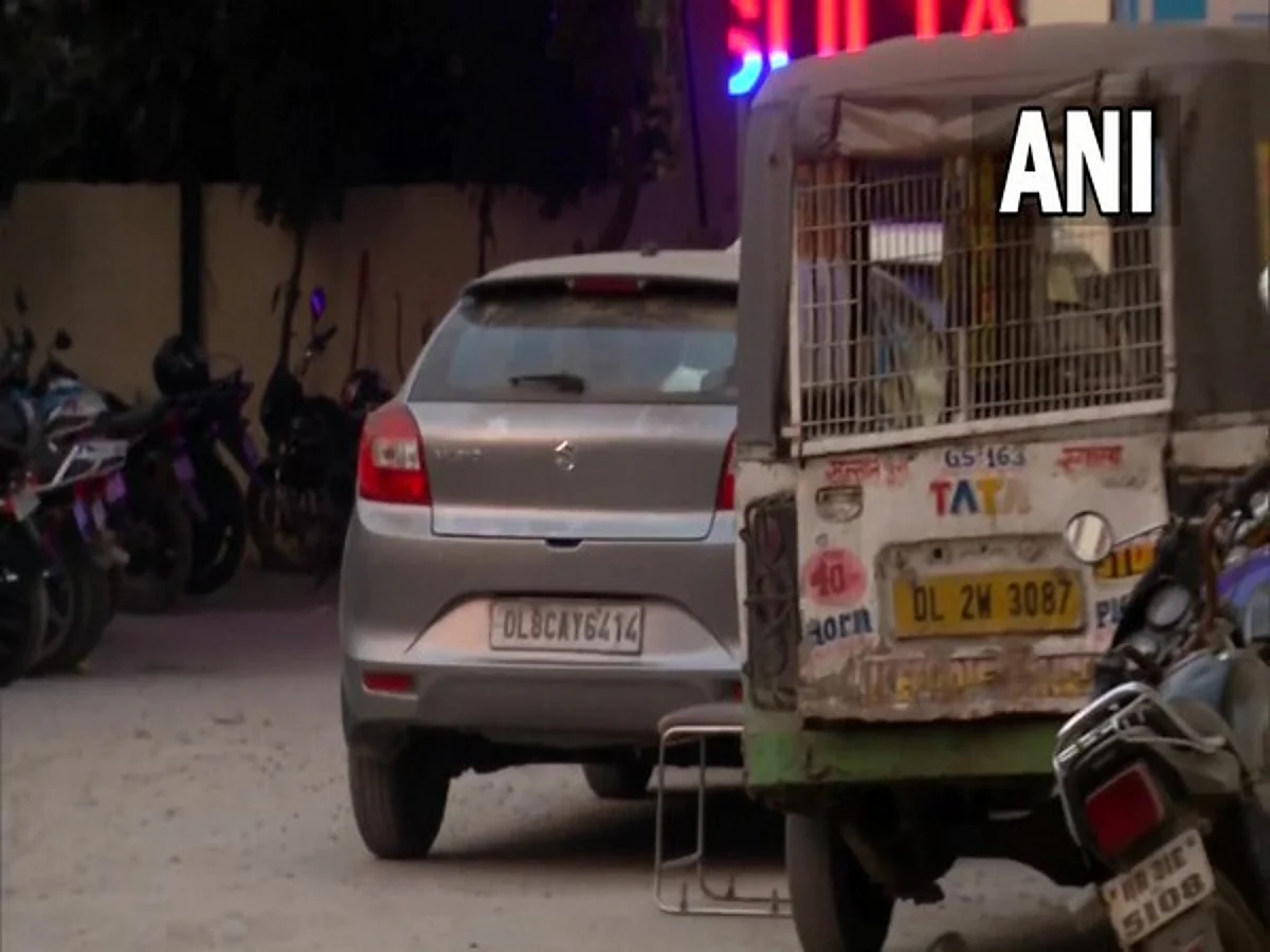 Delhi : संतापजनक! ५ मद्यधुंद तरुणांनी एका तरुणीला ४ किलोमीटर फरफटत नेलं आणि...