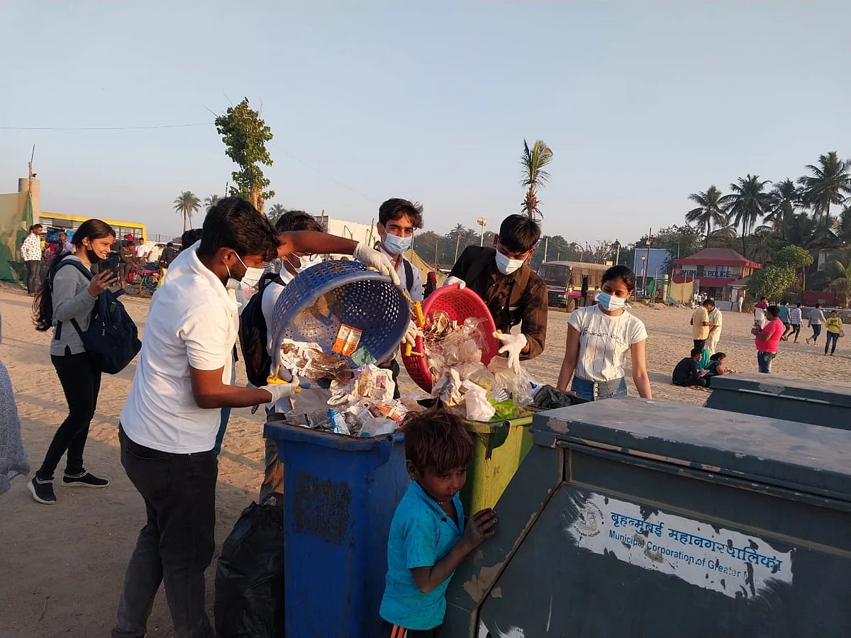 गुरू नानक कॉलेजच्या विद्यार्थ्यांनी केलं जुहू क्लीन-अप ड्राइव्ह