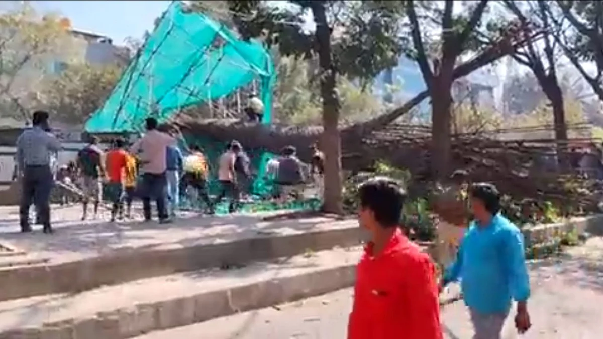 धक्कादायक! मेट्रोचा खंड कोसळून लहान मुलासह आईचा मृत्यू