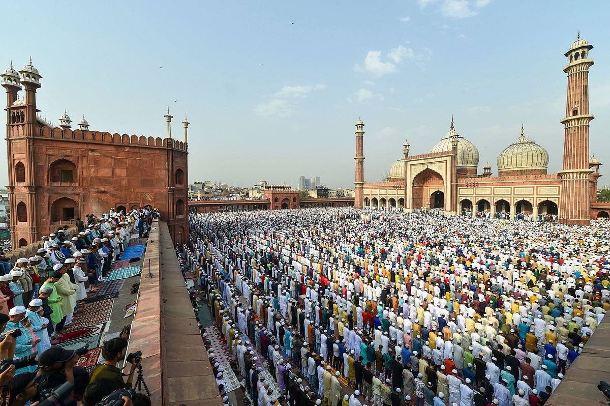Watch: Devotees offer namaz at Jama Masjid on Eid-Al-Adha in New Delhi - Vimarsana News