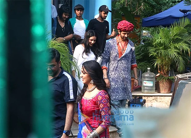 Leaked Photos: Kartik Aaryan, Kiara Advani sport Rajasthani attire on 'Bhool Bhulaiyaa 2' sets