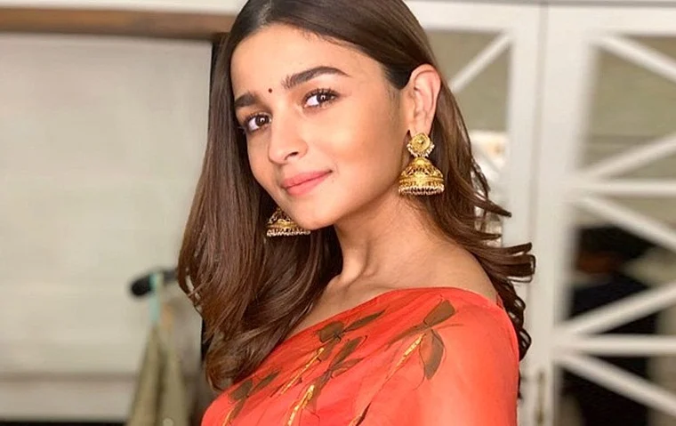 Alia Bhatt looks ethereal as she attends Mukerji's Durga Ashtami ceremony in a bespoke saree