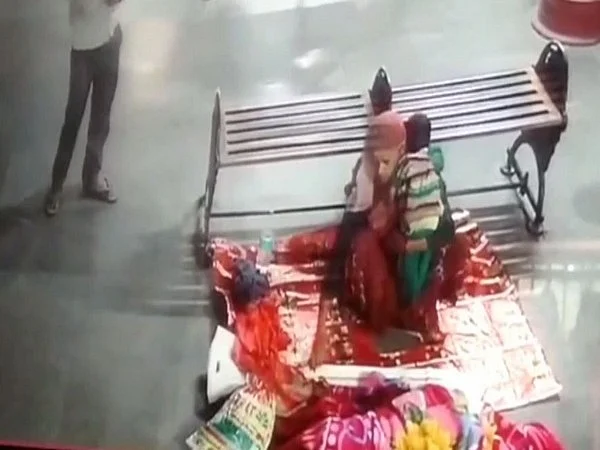 Caught on camera: Man, woman abduct 8-month-old after befriending her mother at bus stand in UP