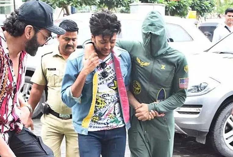 Akshay Kumar covers himself from head to toe as he steps out for lunch with 'Housefull 4' cast