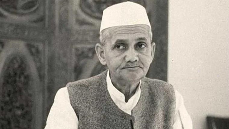 Vice President Venkaiah Naidu, Rahul Gandhi, Ajit Pawar pay tribute to Lal Bahadur Shastri on his...