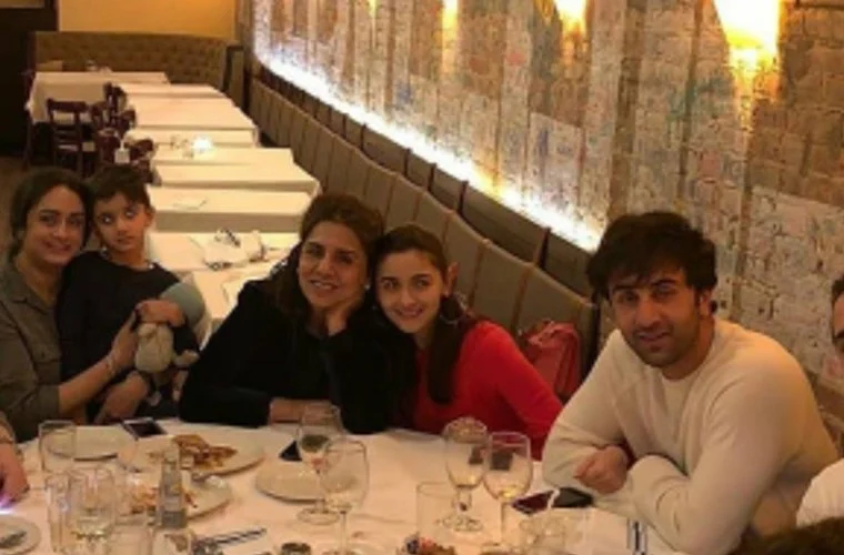Unseen picture of Alia Bhatt sitting between Ranbir and Neetu Kapoor during family dinner goes viral
