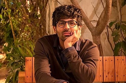 Love Aaj Kal Meet Kartik Aaryan As Veer And Raghu In Imtiaz Ali S Rom Com Two lovers break up after they realize that their career goals are pulling them in different directions. love aaj kal meet kartik aaryan as