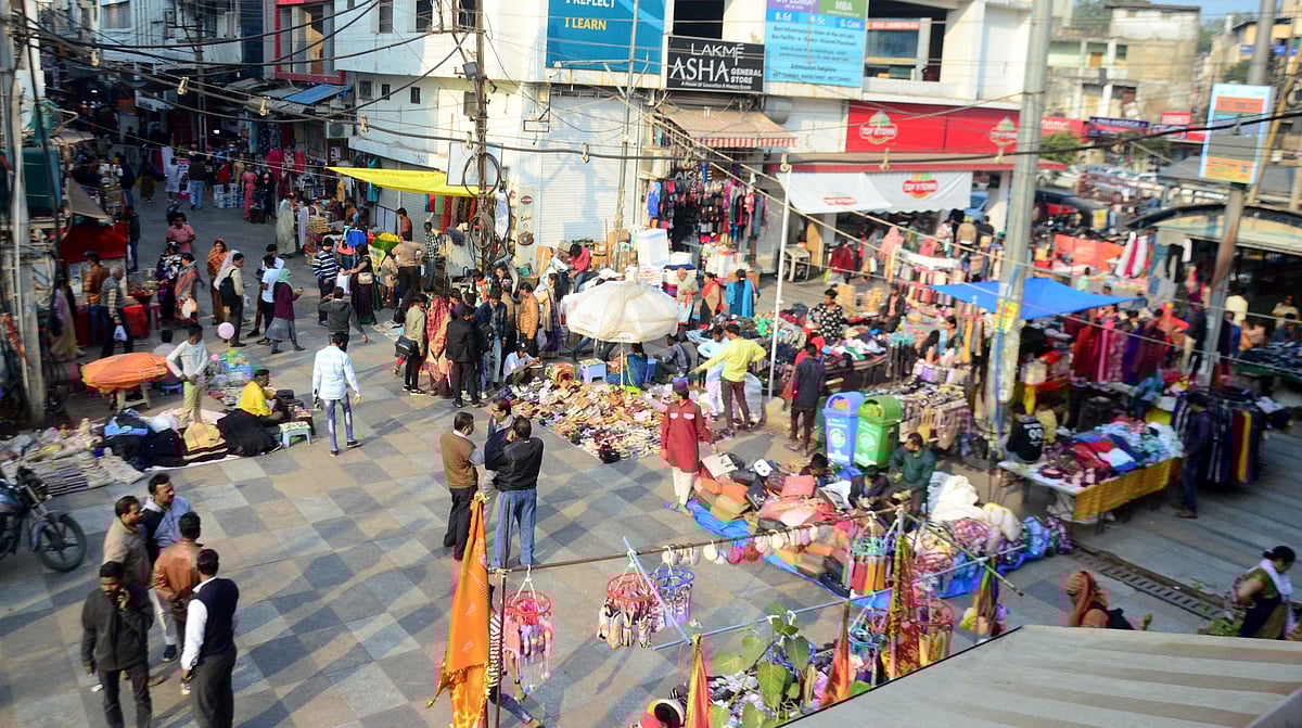 Bhopal Occupying pavements & streets, hawkers back at New Market