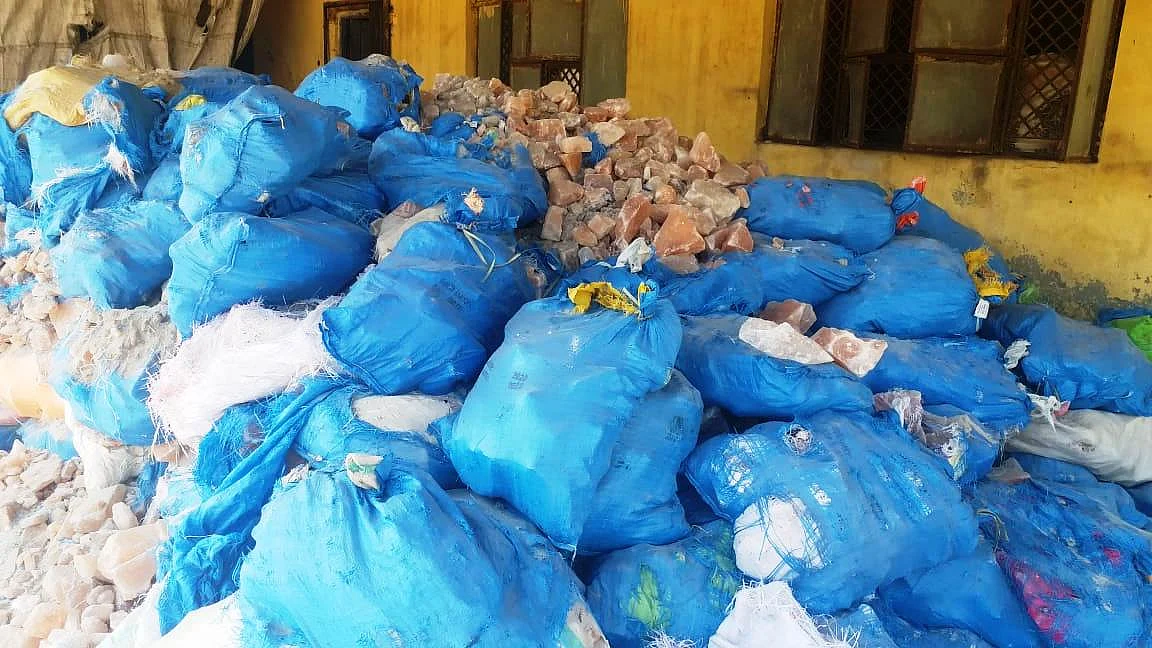 Raid on spice manufacturing unit in Indore: 14 sacks of clove stalks, carom seed powder, cardamom...