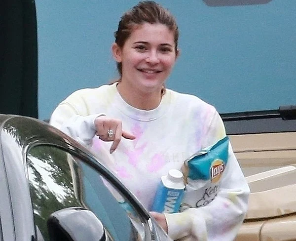Kylie Jenner looks unrecognisable as she sneaks out barefoot to visit best friend amid lockdown