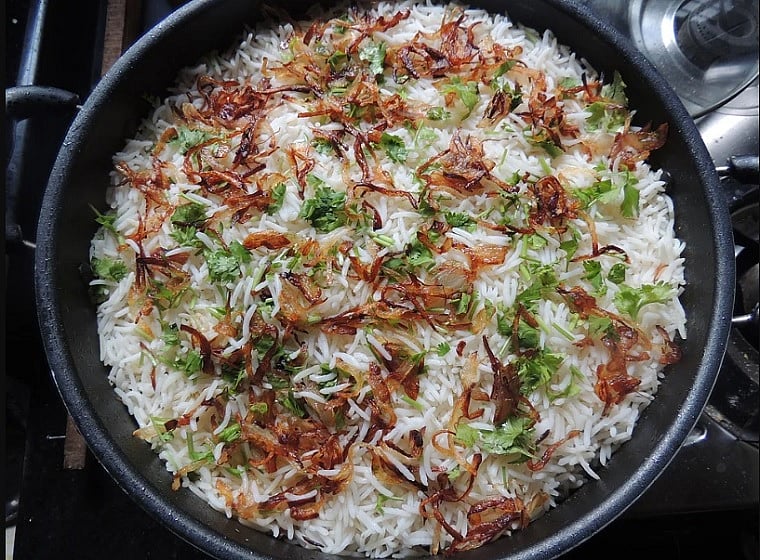 Indore: Restaurant owner booked for serving chicken biryani instead of veg biryani - Vimarsana News
