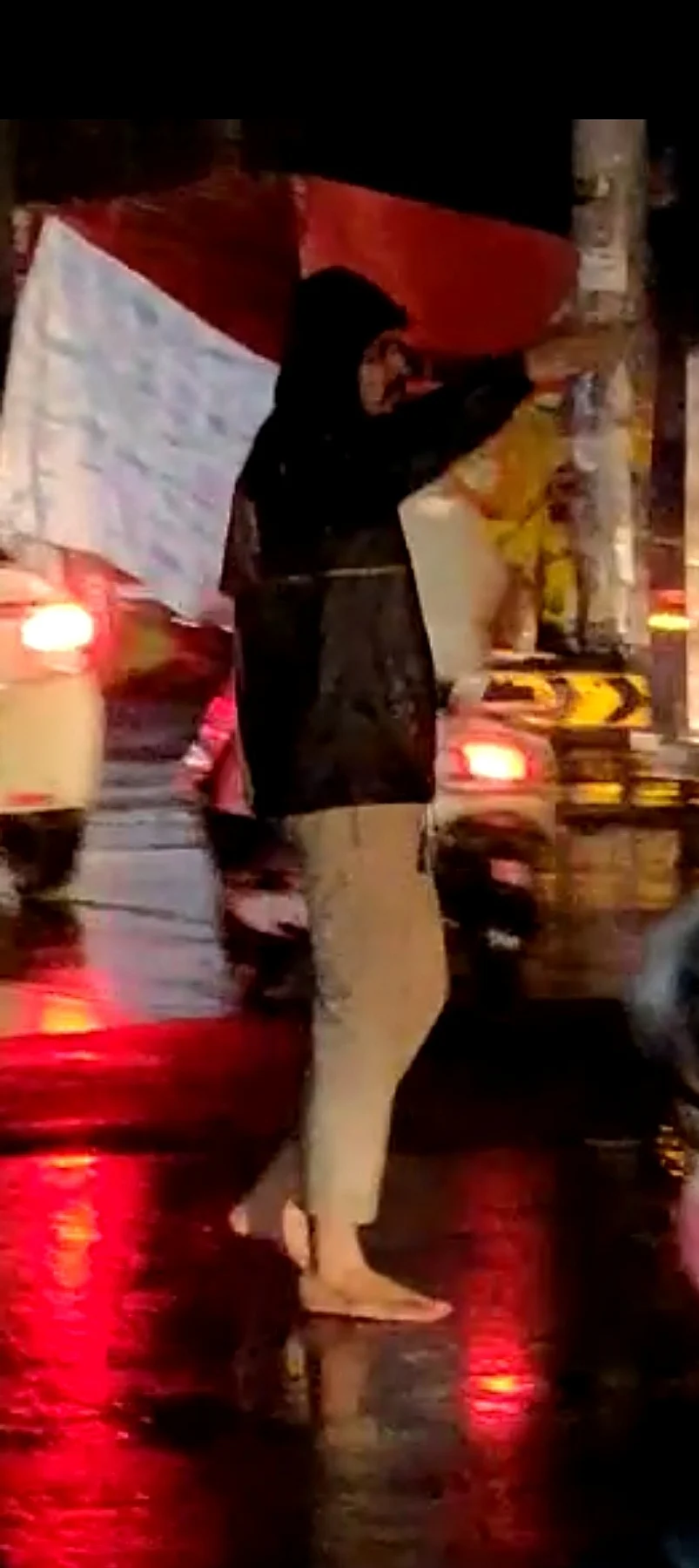 Traffic Subedar Syed Kazim Hussain Rizvi was seen managing traffic barefoot at the busiest square in the city.