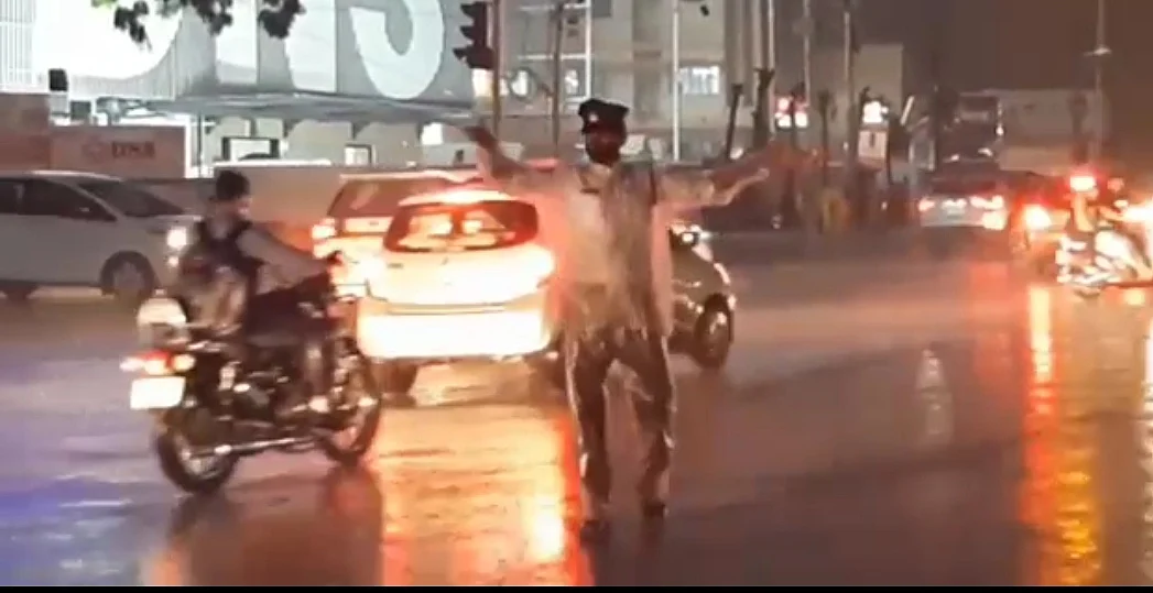 Traffic constable Sumant Singh Kachhawa was also seen managing traffic at LIG Square during rains.