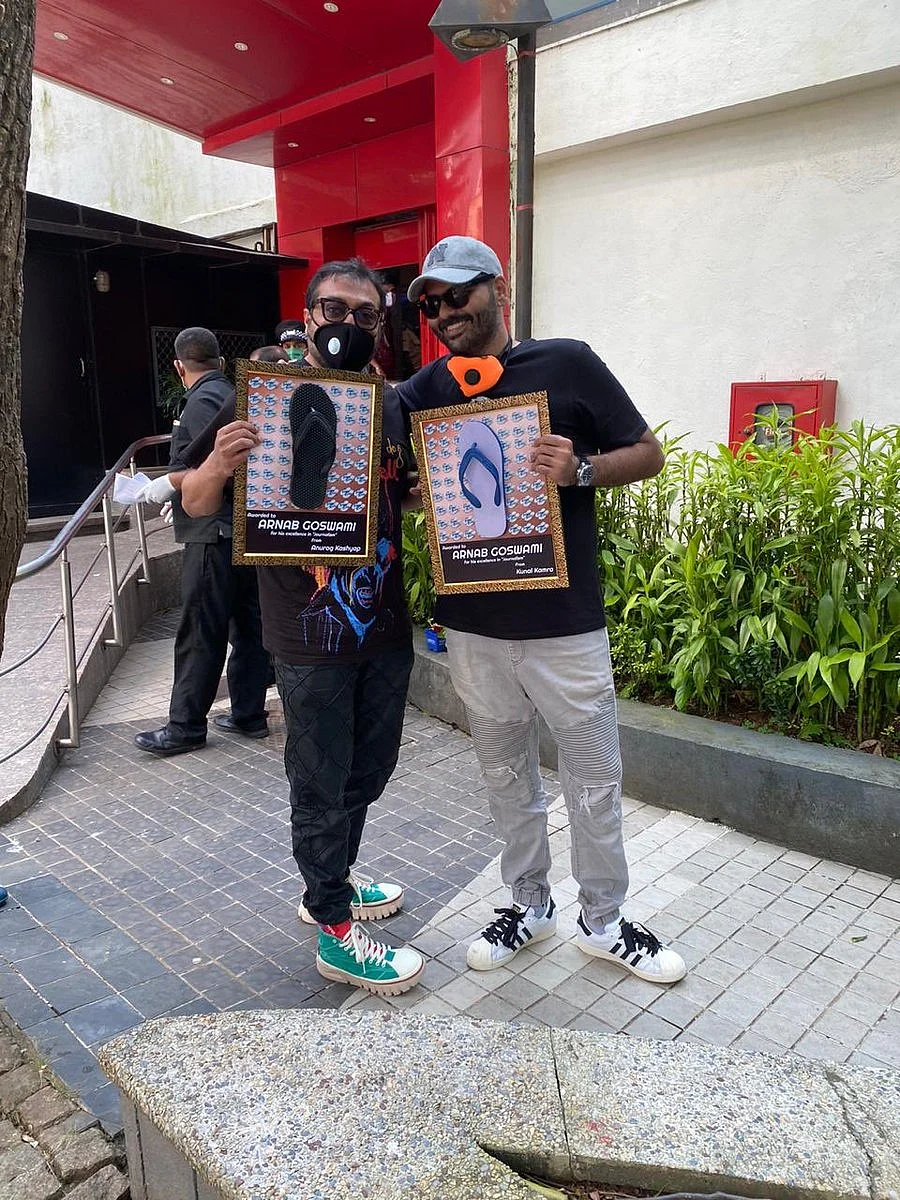 Kunal Kamra and Anurag Kashyap turn up at Republic office with a special gift for Arnab Goswami
