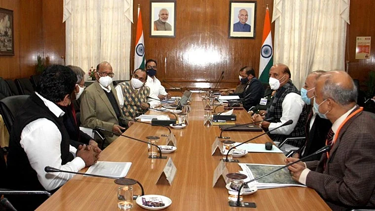 NCP chief Sharad Pawar meets Rajnath Singh to discuss proposed International airport at Purandar