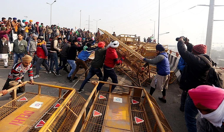Over 300 policemen injured in clash with protesting farmers; 22 cases filed over tractor rally...
