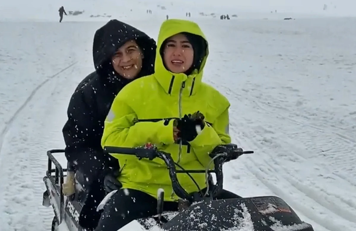 Watch: Sara Ali Khan turns reporter in Gulmarg, Amrita Singh's reaction will leave you in splits