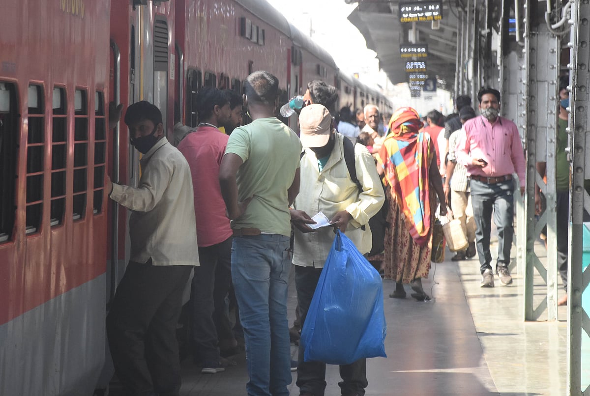Maharashtra: Miscreants hurl stones at Secunderabad-Mumbai Devagiri Express due to signal failure in Aurangabad - Vimarsana News