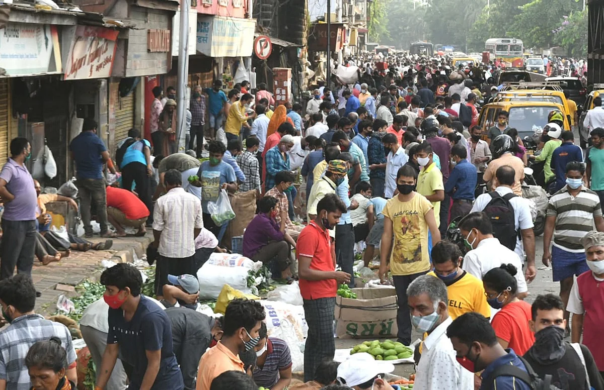 No social distancing observed at Dadar market amidst the ongoing lockdown in Mumbai on 23 April 2021.