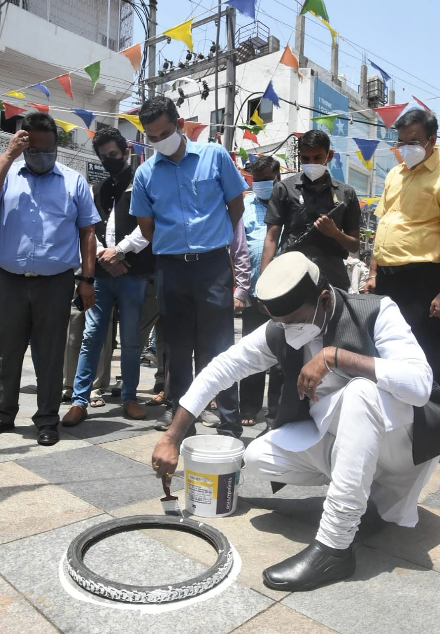 Bhopal: A day before unlock process, medical education minister draws circles in front of shops